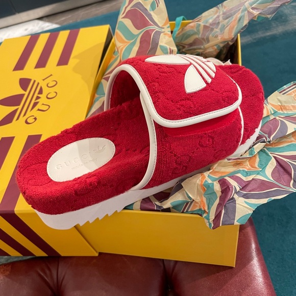 Authentic Gucci x Adidas Red GG monogram Slides Sandals Gucci 6 7US - Picture 1 of 3